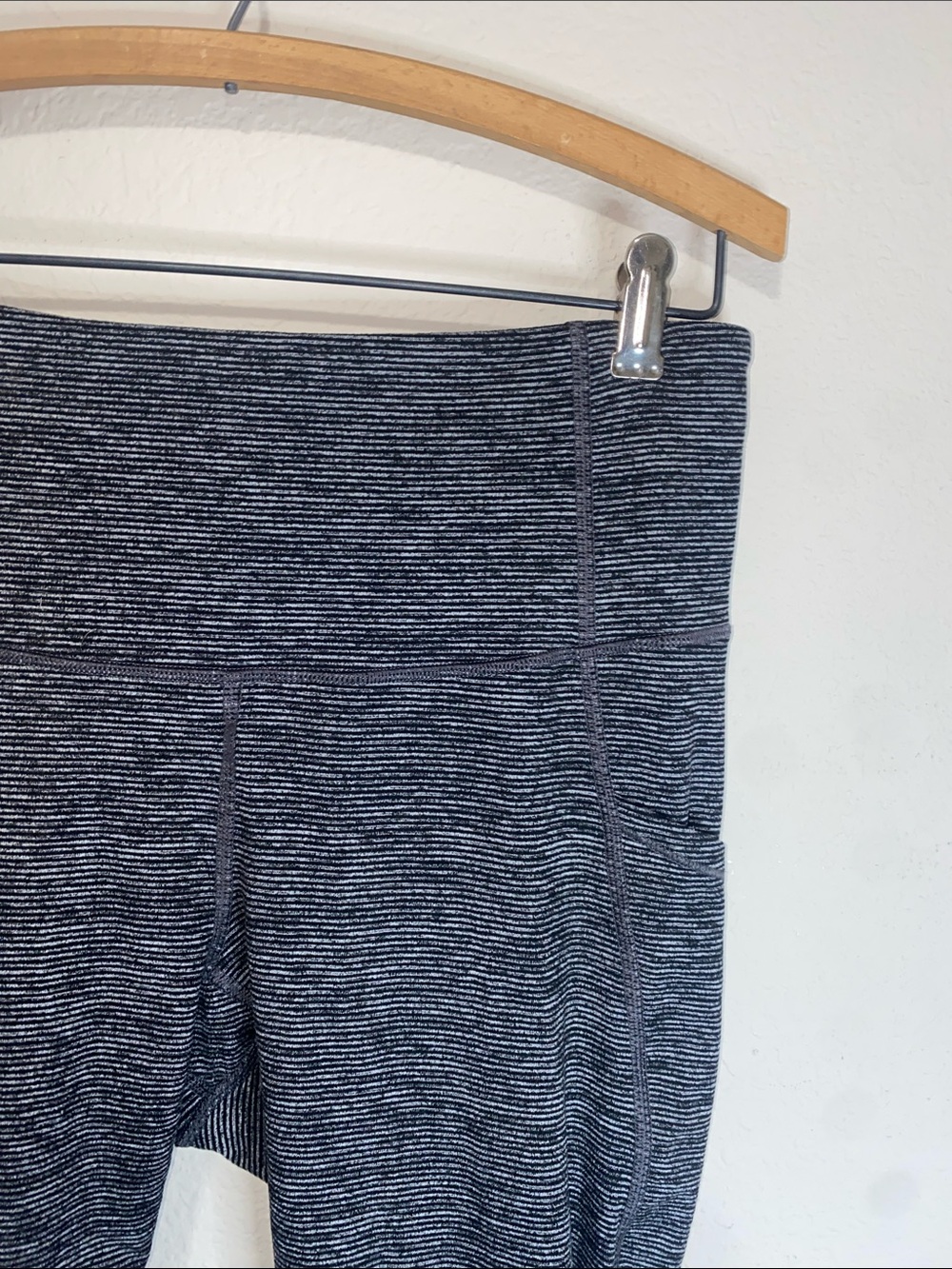 💋Adorable Grey and black leggings with mesh details up halfway on the sides!